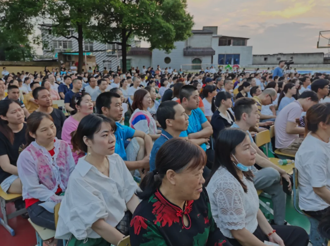 活动前,株洲市荷塘区启明学校为罗兴钊老师颁发"家校共育"特聘导师